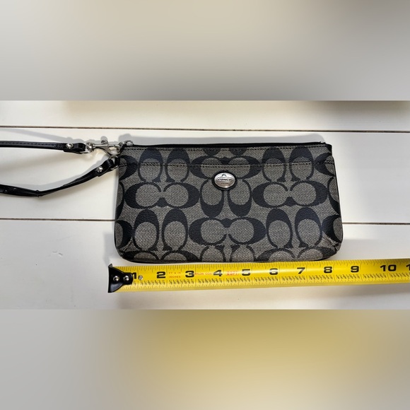 Coach wristlet-Like New - Picture 6 of 8